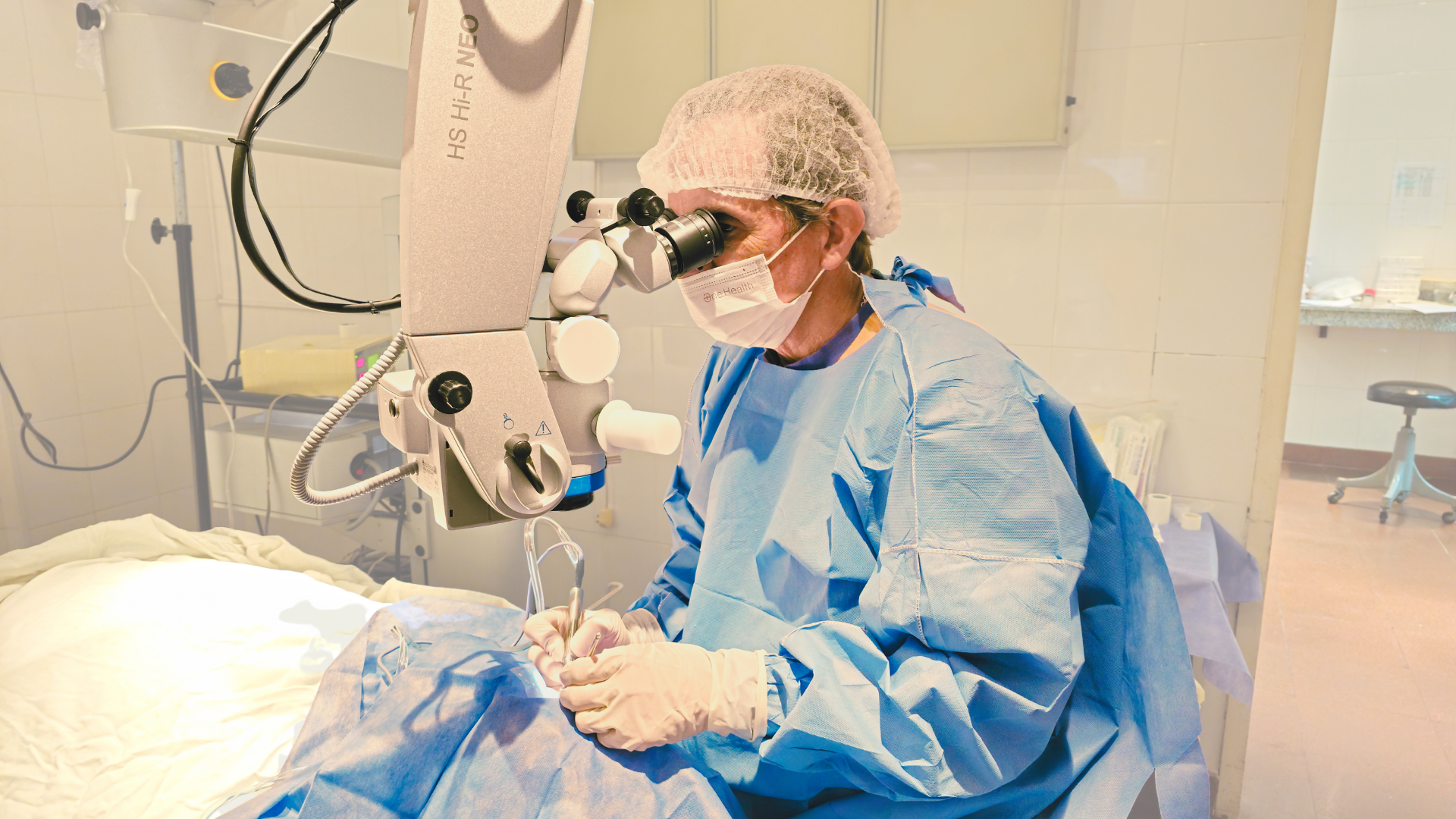 Dr. Andersson realizando cirugía